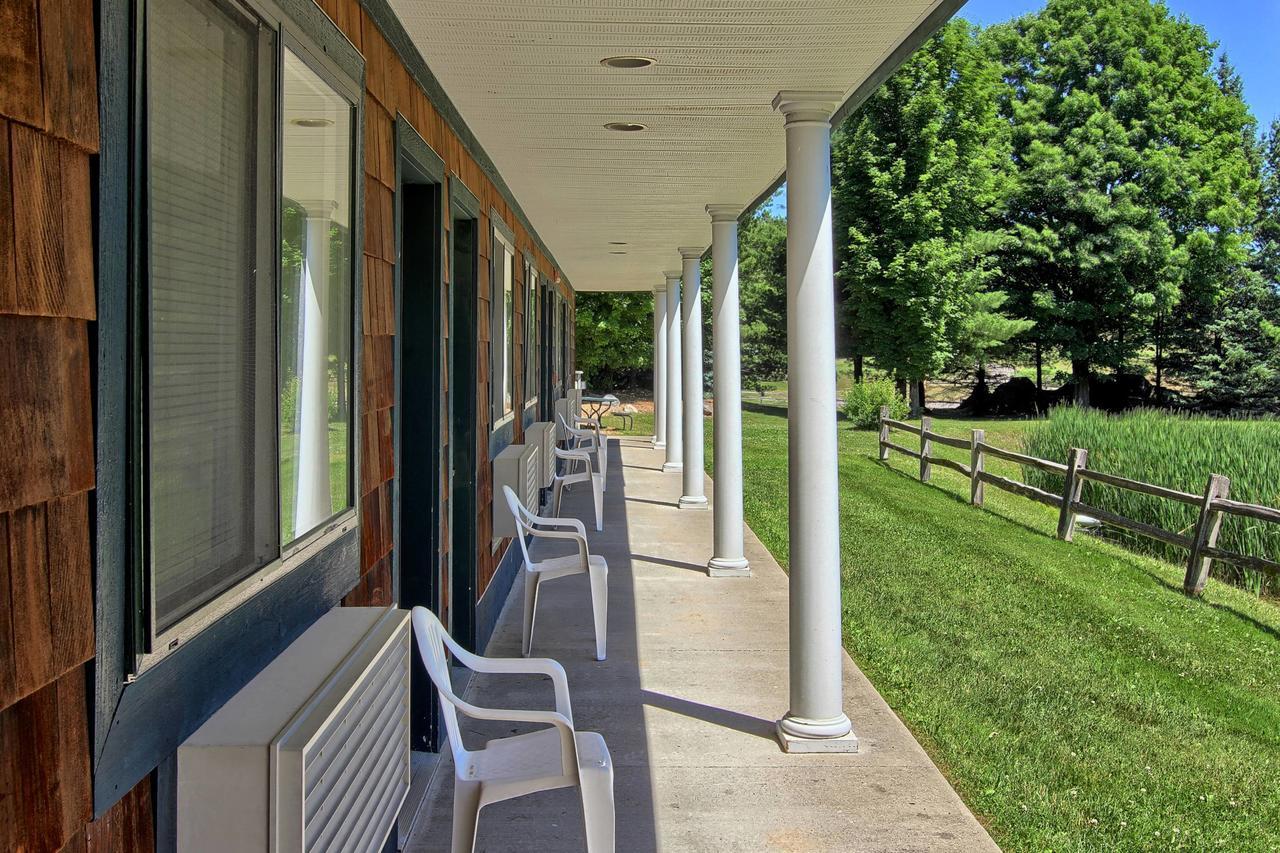 The Legend Cottage Inn Bellaire Exterior foto